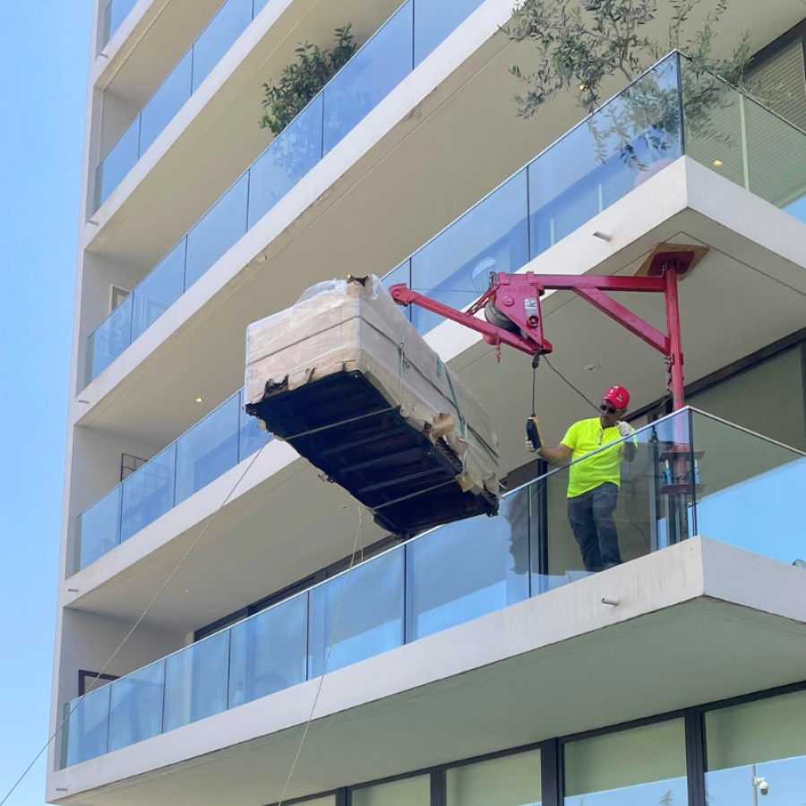 ¿Necesitas una grúa para subir muebles? Esto es lo que debes saber